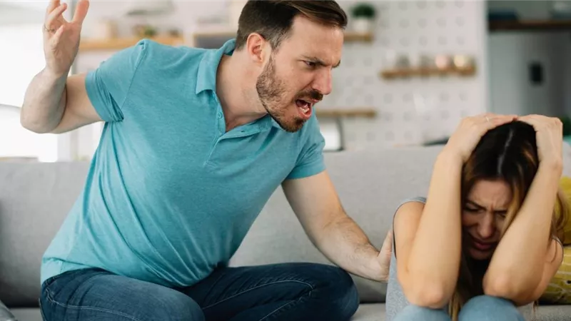 امرأة منهارة :«زوجي يضربني وكل حياته أصحابه».. كيف أتعامل معه؟