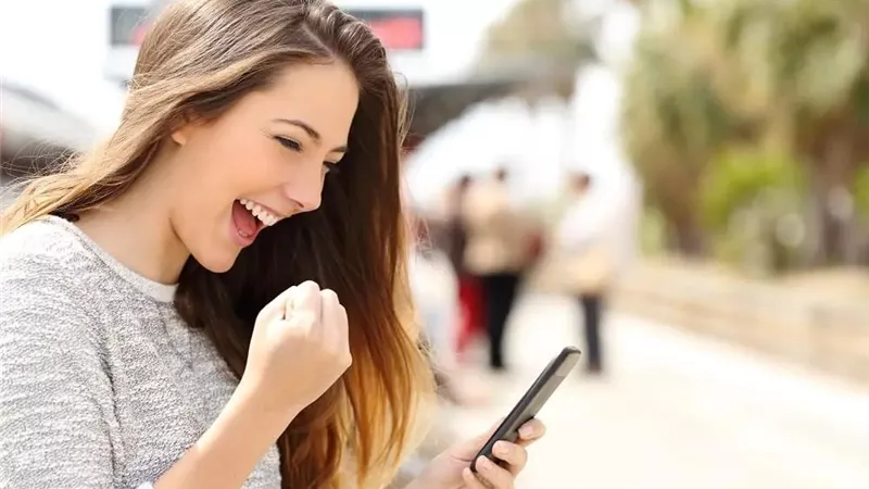 زوجي مغترب عني وجاف في مشاعره.. كيف أتواصل معه بحميمية؟