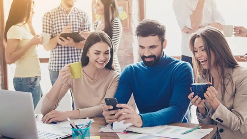 في اليوم العالمي للصداقة.. 8 أفكار للاحتفال مع أصدقائك في العمل