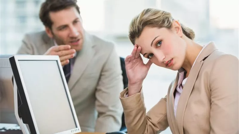 «لو سكرتيرة».. كيف تتعاملين مع المدير المتسلط والعدواني 