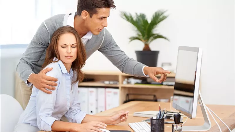 «لو بتشتغلي سكرتيرة».. إليك نصائح للتعامل مع المدير المتحرش