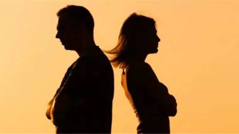 مطلقة تشكو: أحببت شخصًا مثلي الجنس.. كيف أنساه وأنا أراه كل يوم؟
