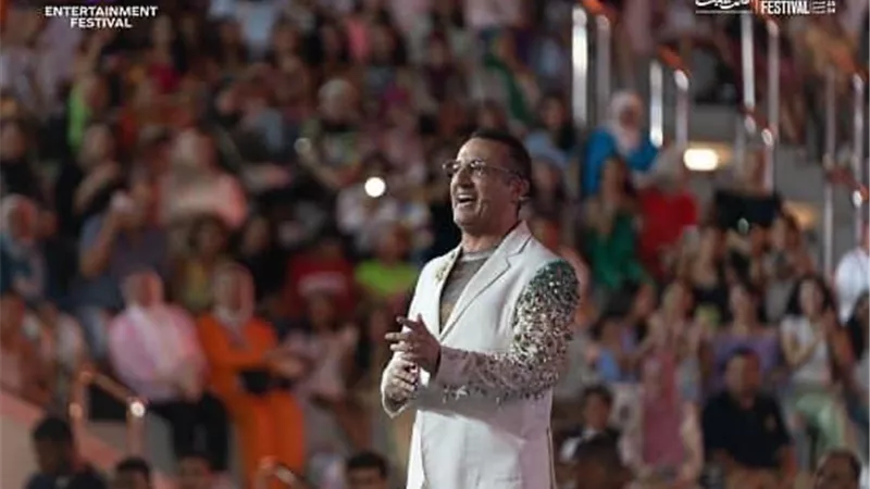 شريف مدكور يظهر ببدلة بيضاء بالكامل.. ويتغنى بالمصمم