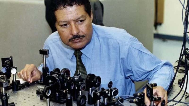 في ذكري وفاته.. لمحة من حياة العالم المصري «أحمد زويل» 