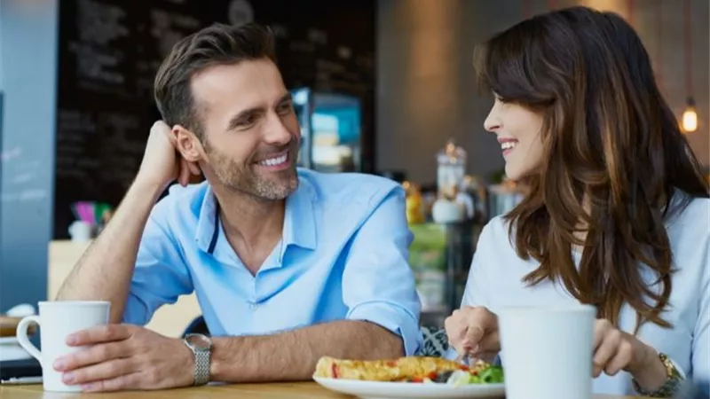 هل يجوز سفر الفتاة مع خطيبها للمصيف؟.. أمين الفتوى يُجيب (فيديو)