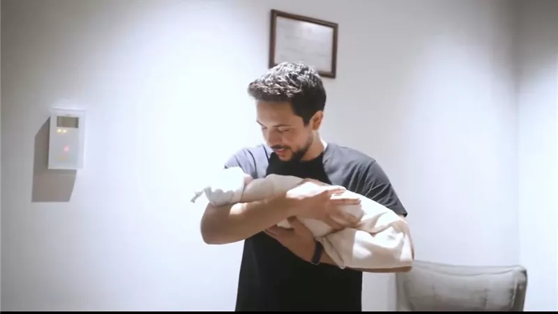 الأمير الحسين يرزق بمولودته الأولى ويطلق عليها «إيمان» (فيديو)   
