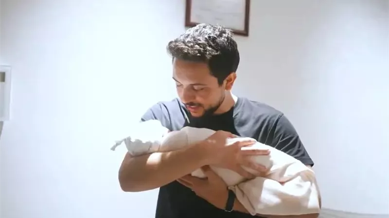 ولي العهد الأردني يؤذن في أذن مولودته الأميرة «إيمان» 