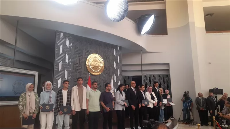 بشهادات تقدير.. وزير التعليم يكرم أوائل الثانوية العامة لعام 2024