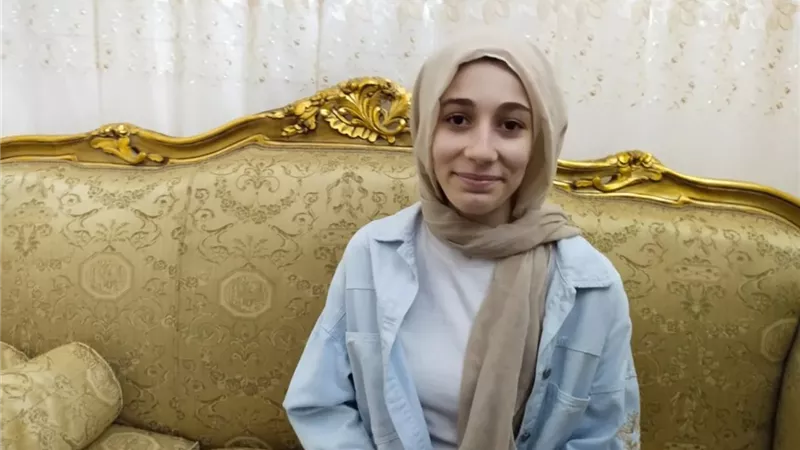 «النجاح يأتي بالجهد والإيمان بالله»..رؤى أحمد محمد تحصل على المركز الثاني في الثانوية العامة