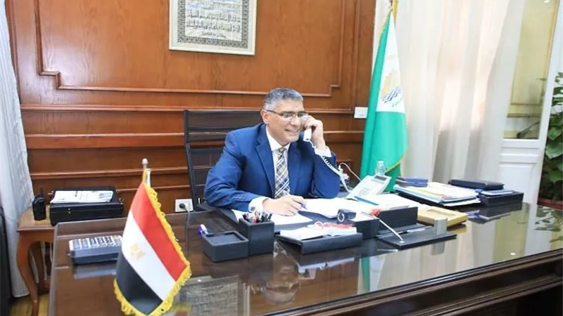 محافظ الجيزة يهنئ الطالبة ملك الحاصلة على المركز الأول في الشعبة الأدبية بالثانوية العامة
