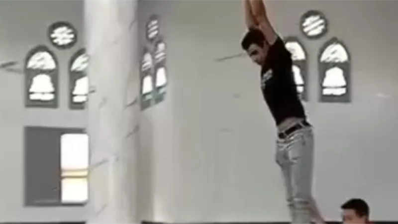 فيديو شاب يسب الدين داخل المسجد يشعل الغضب.. والأوقاف تتدخل