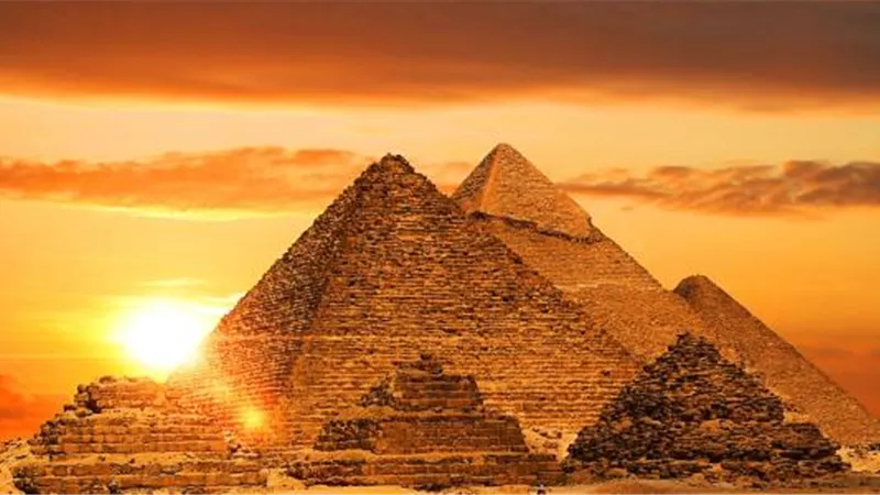 تفسير رؤية الأهرامات في المنام لابن سيرين 