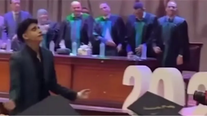وصلة رقص طالب على مهرجان شعبي بحفل تخرجه تشعل الجدل.. وجامعة الزقازيق تندد بالواقعة 