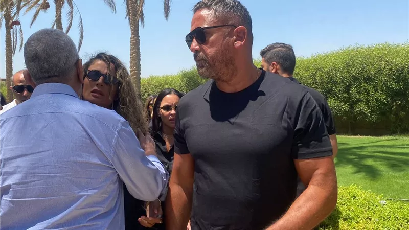 تشييع جثمان والد الفنان أحمد صلاح حسني بمسجد الشربتلي وأمير كرارة اول الحاضرين