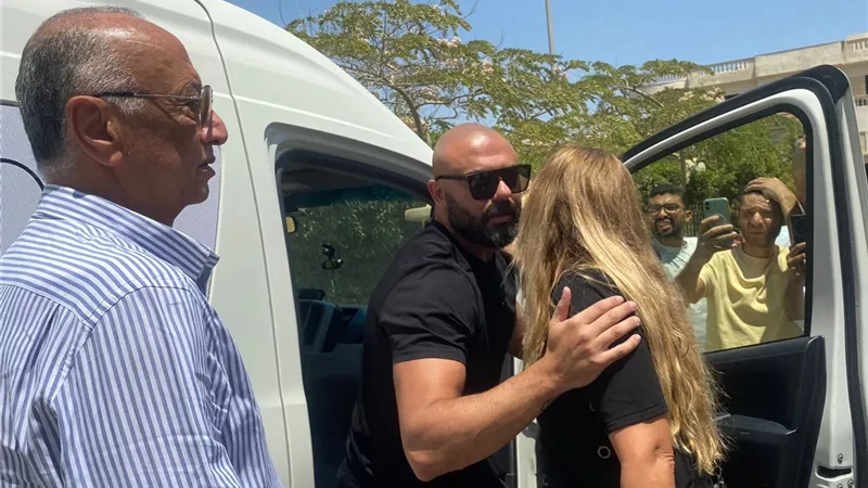 نجوم الفن والرياضة يواسون أحمد صلاح حسني بجنازة والده (صور) 