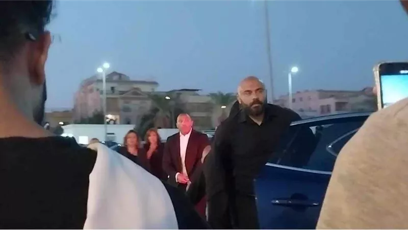 انهيار أحمد صلاح حسني بعزاء والده بمسجد الشرطة (صور)