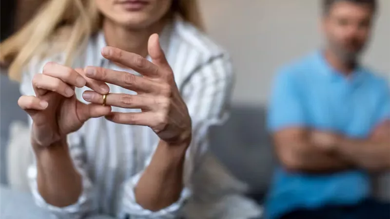 كيف أتعامل مع طليقي؟.. إليكٍ 5 نصائح للتعامل بشكل حضاري 