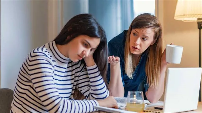 كيف أساعد ابنتي المراهقة على تخطي طلاقي من والدها ؟ 