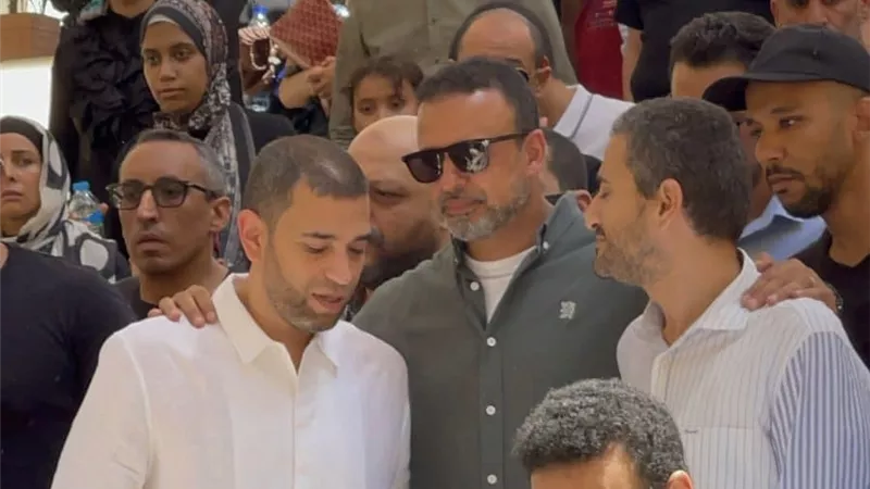 مشاهد مؤثرة من جنازة والدة الداعية مصطفى حسني 