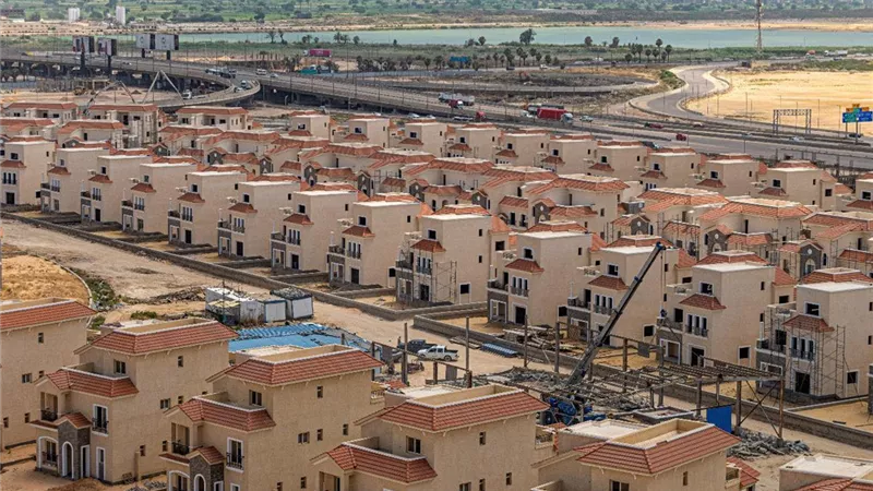 بالفيديو.. وزير الإسكان يتابع تنفيذ أبراج وفيلات التجمع العمراني «صوارى» بالإسكندرية