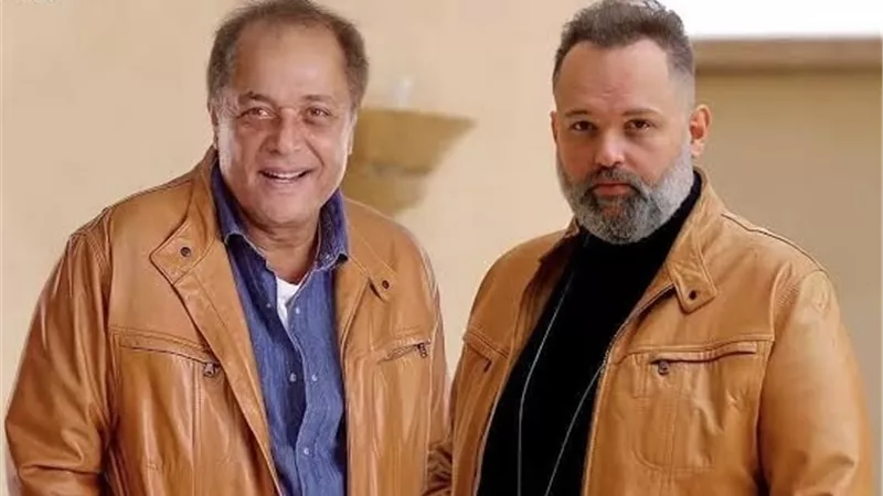 أصدقاء محمد محمود عبد العزيز يفاجئونه بعيد ميلاده في موقع التصوير (فيديو) 