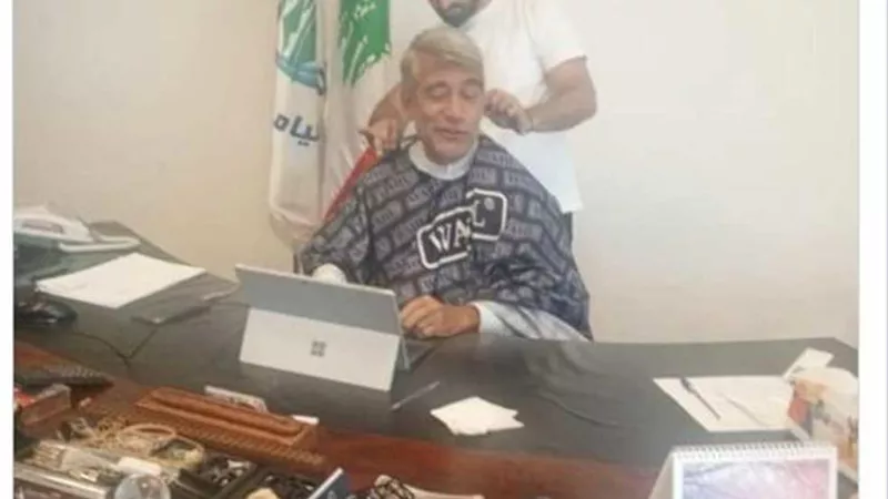 انتشار صورة لوزير لبناني يحلق شعره على مكتبه في الوزارة