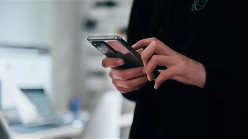 ما حكم تجسس الرجل على هاتف خطيبته؟.. «الإفتاء تُجيب»