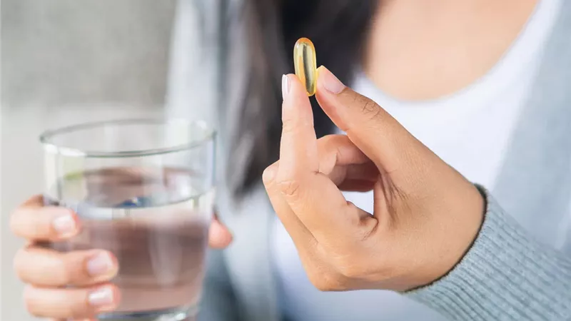 قبل الطعام أم بعده؟.. إليك أفضل وقت لتناول المكملات الغذائية