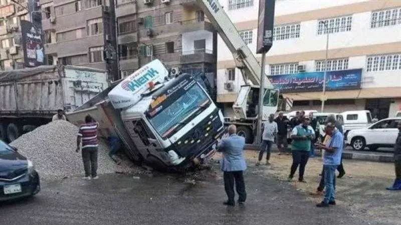 القصة الكاملة لحادث كوبرى حلمية الزيتون وانقلاب سيارة نقل كبيرة 