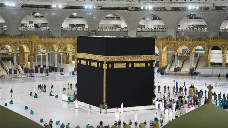 هل مكة المكرمة أحب أرض إلى الله؟.. «الإفتاء تُجيب»