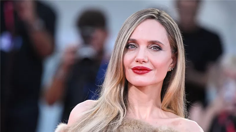 أنجلينا جولي تحبس الأنفاس باللون الأشقر والبروشات الملكية في مهرجان البندقية 2024 (صور) 