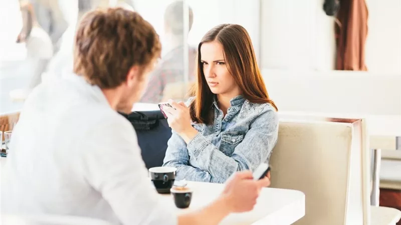 «خطيبي لا يهتم بنظافته الشخصية».. كيف أتصرف معه؟