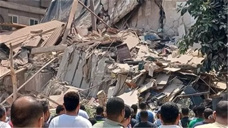 انهيار عقار مكون من 4 طوابق بمنطقة أرض الجولف