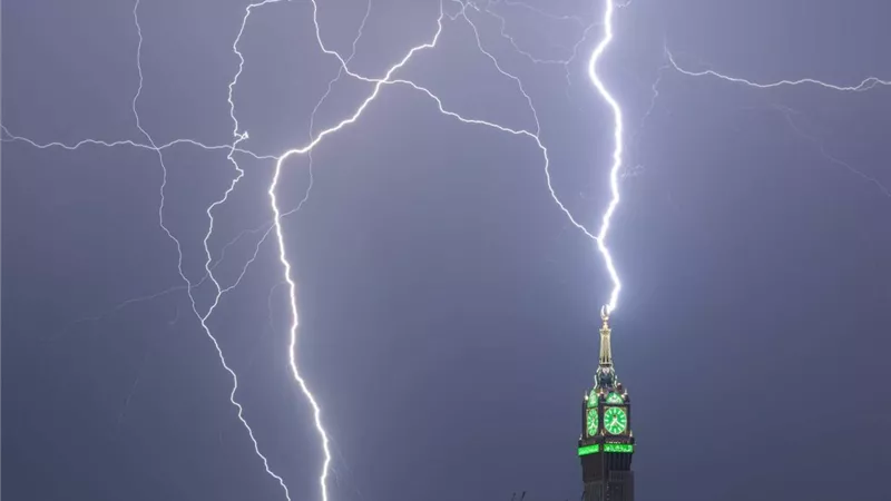 صوت الرعد يصدح في سماء مكة المكرمة وحالة من الذعر تصيب المواطنين 