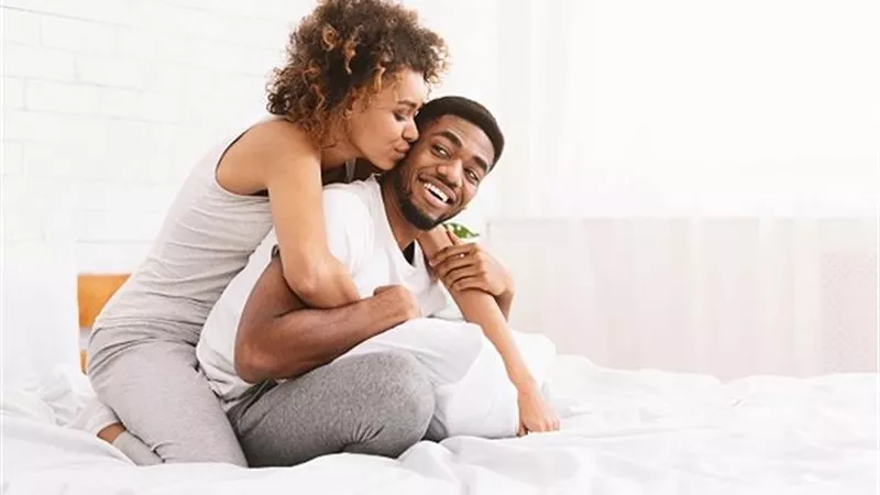 رجل يشكو: لا أتحمل شهوة زوجتي الزائدة.. ماذا أفعل؟