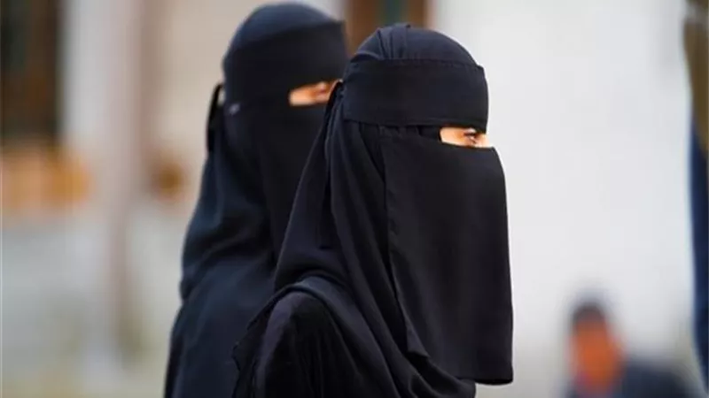 ما حكم خلع النقاب لأسباب تتعلق بالعمل؟.. «الإفتاء تُجيب»