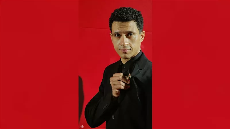 «بالعلم الفلسطيني» عصام عمر يتألق على السجادة الحمراء في مهرجان فينسيا السينمائي 