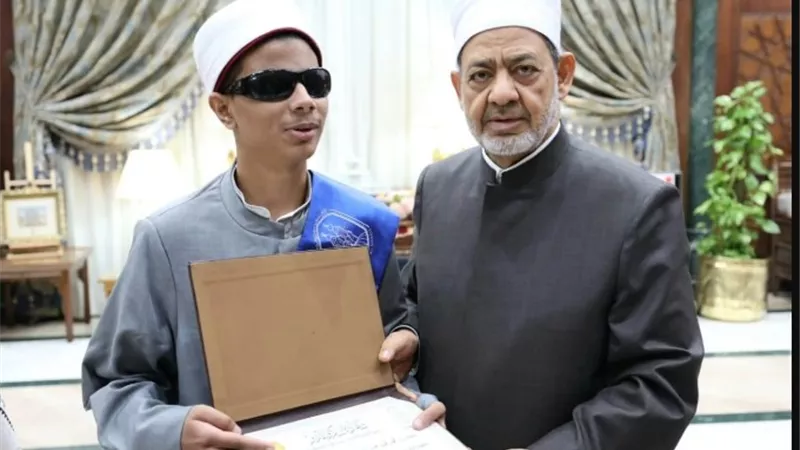  شيخ الأزهر يكرم أوائل الثانوية الأزهرية ويهنئهم على تفوقهم ونجاحهم