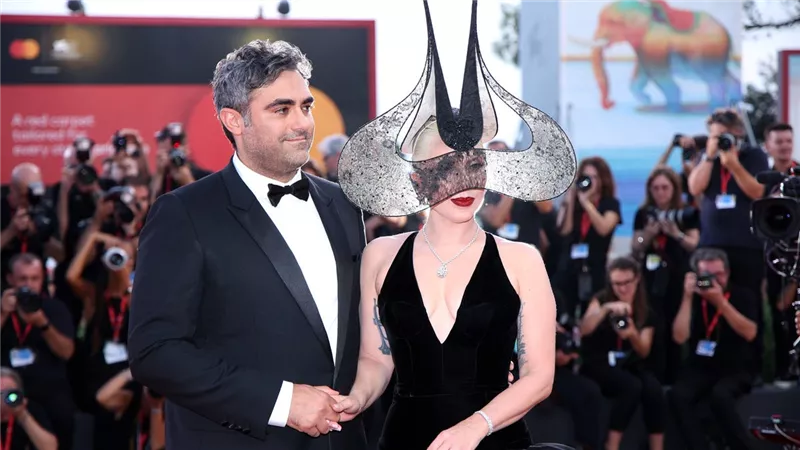 ليدي جاجا تسحر القلوب في مهرجان البندقية بفستان وغطاء رأس ديور بعرض Joker 