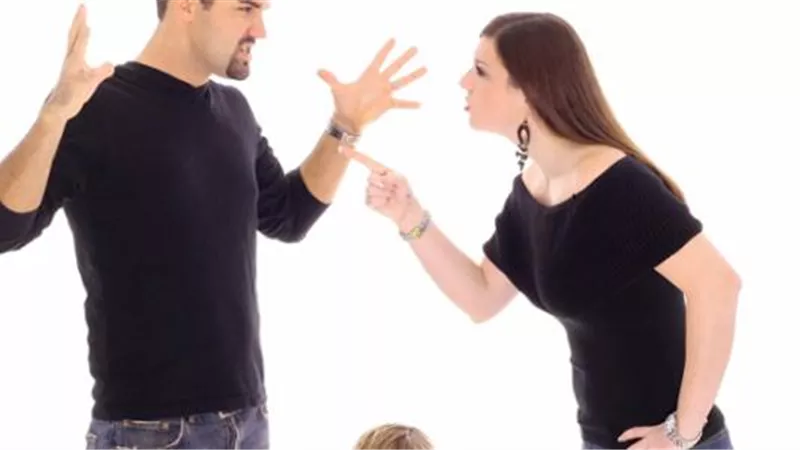 زوج يشكو: زوجتي حولت حياتي إلى جحيم بسبب التسوق.. ماذا أفعل؟
