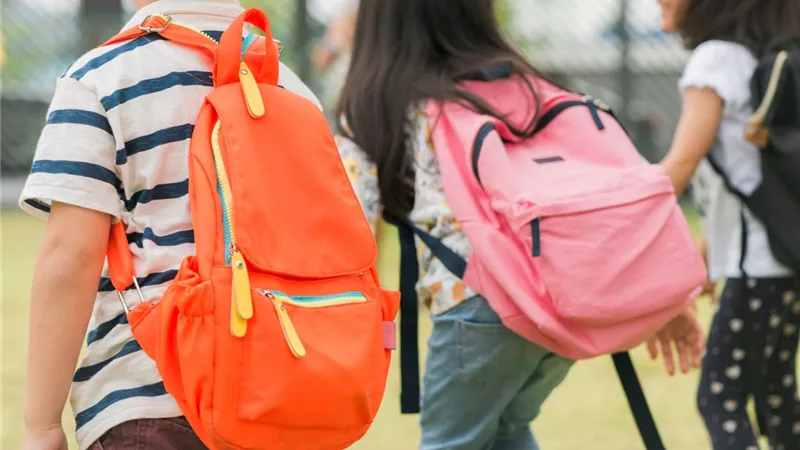 قبل الدراسة.. 7 خطوات لحماية ظهر طفلك من حقيبة المدرسة