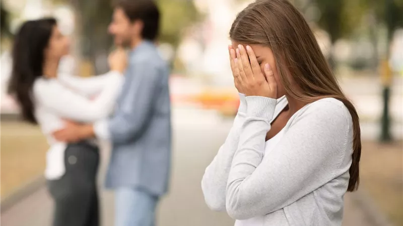 خائن طول الوقت.. زوجة تطلب الخلع من الصعيدي