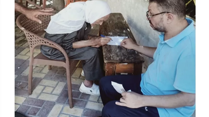 عجوز 103 أعوام يخوض امتحان محو الأمية في الإسكندرية