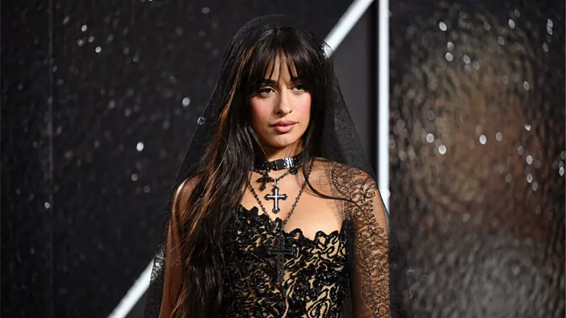 كاميلا كابيلو تحدث ضجة بفستان وحجاب توني ورد في حفل توزيع جوائز MTV