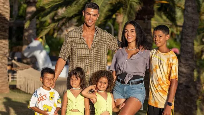جورجينا رودريجيز تحتفل بنجاح مسلسلها الجديد.. ورونالدو يغازلها بكلمات لطيفة 