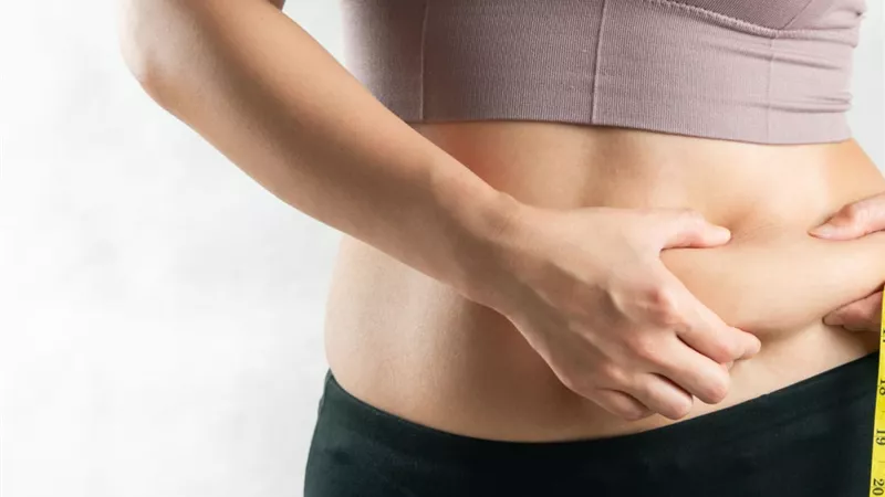 6 أسباب وراء تراكم الدهون وظهور الكرش لدى السيدات بعد سن الخمسين 