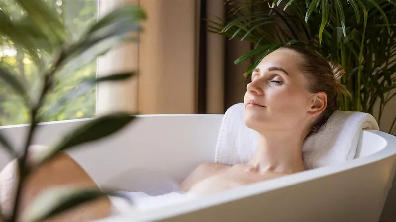 5 أسباب تجعلك تستخدمي أملاح إبسوم في الإستحمام 