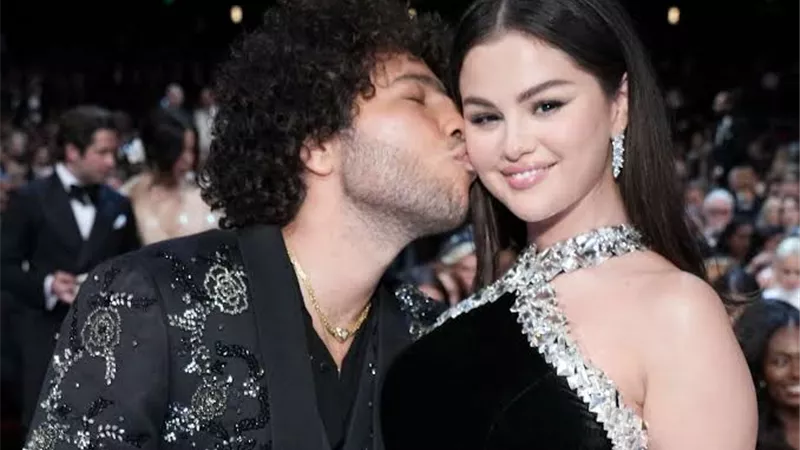 سيلينا جوميز تتألق مع بيني بلانكو بحفل الإيمي.. وتثير الجدل بلحظات رومانسية 