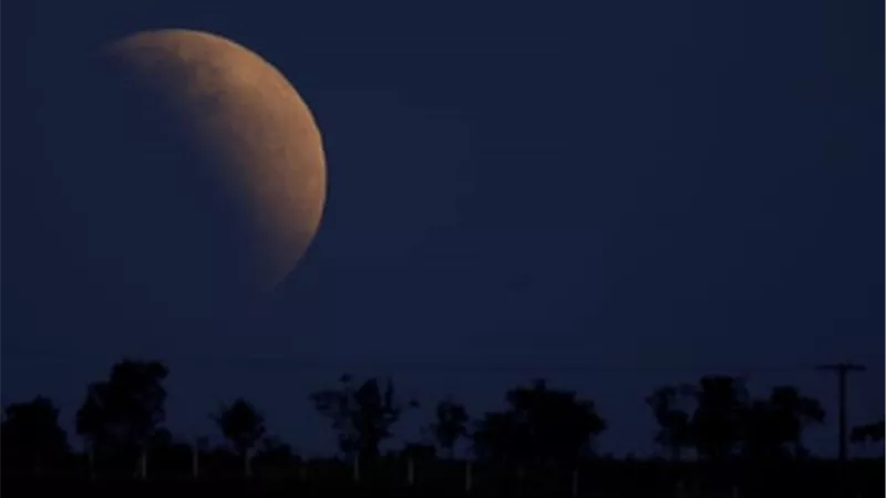 هل تشهد سماء مصر ظاهرة الخسوف القمري وقمر الحصاد اليوم؟ 