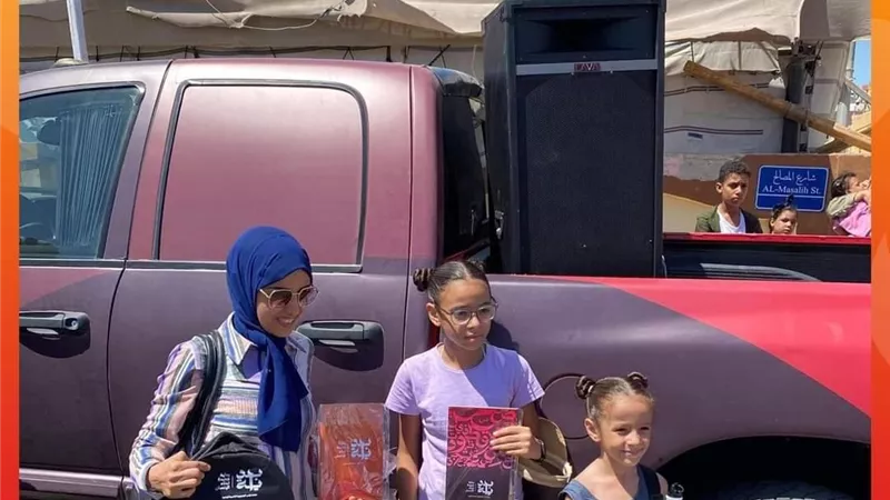 بالصور.. فرق مبادرة «بداية» تجوب المحافظات لتوزيع مستلزمات المدارس على الطلاب